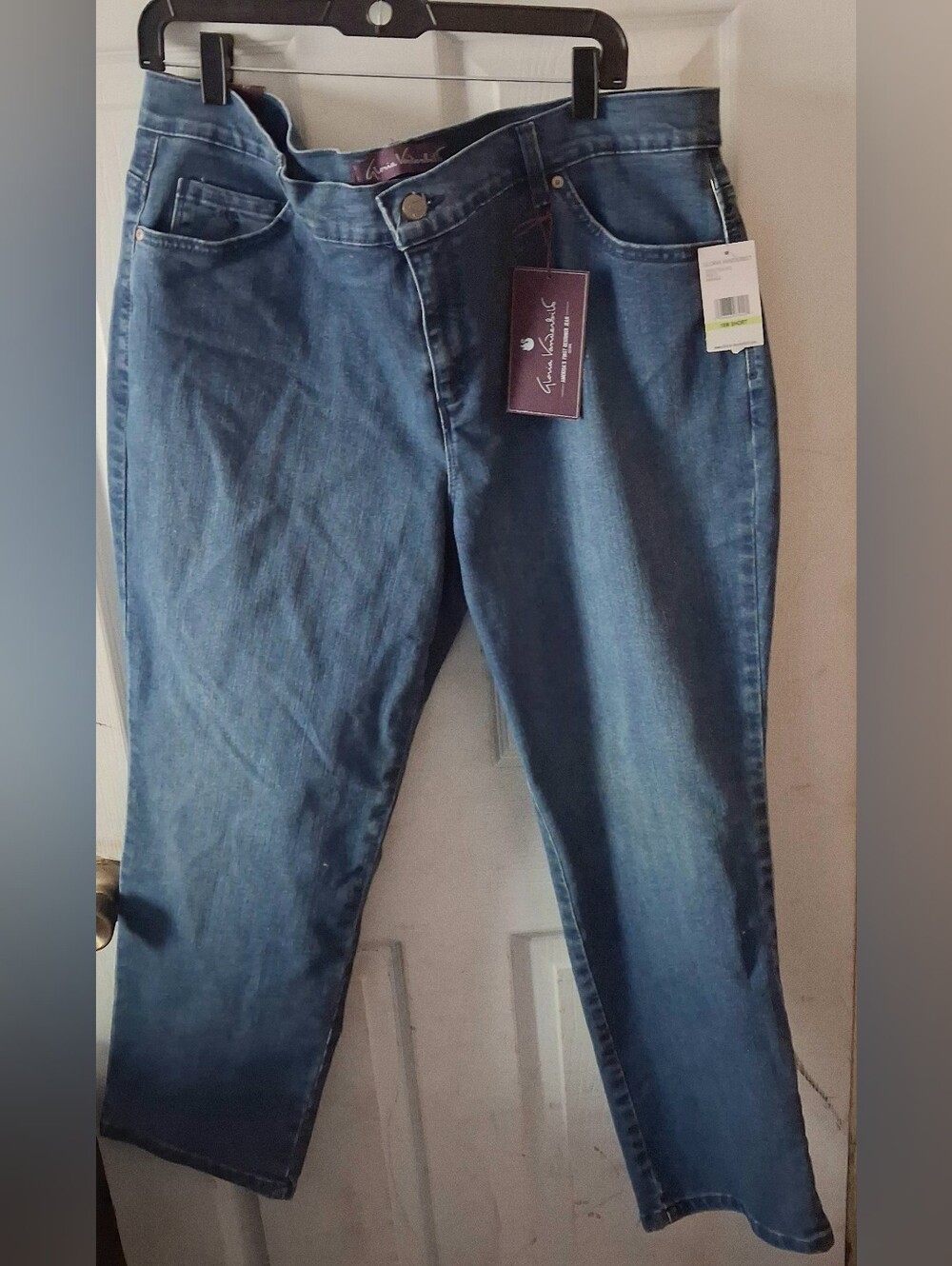 Gloria Vanderbilt - Amanda Tapered Leg Supreme Stretch 18W Short Jeans. NWT